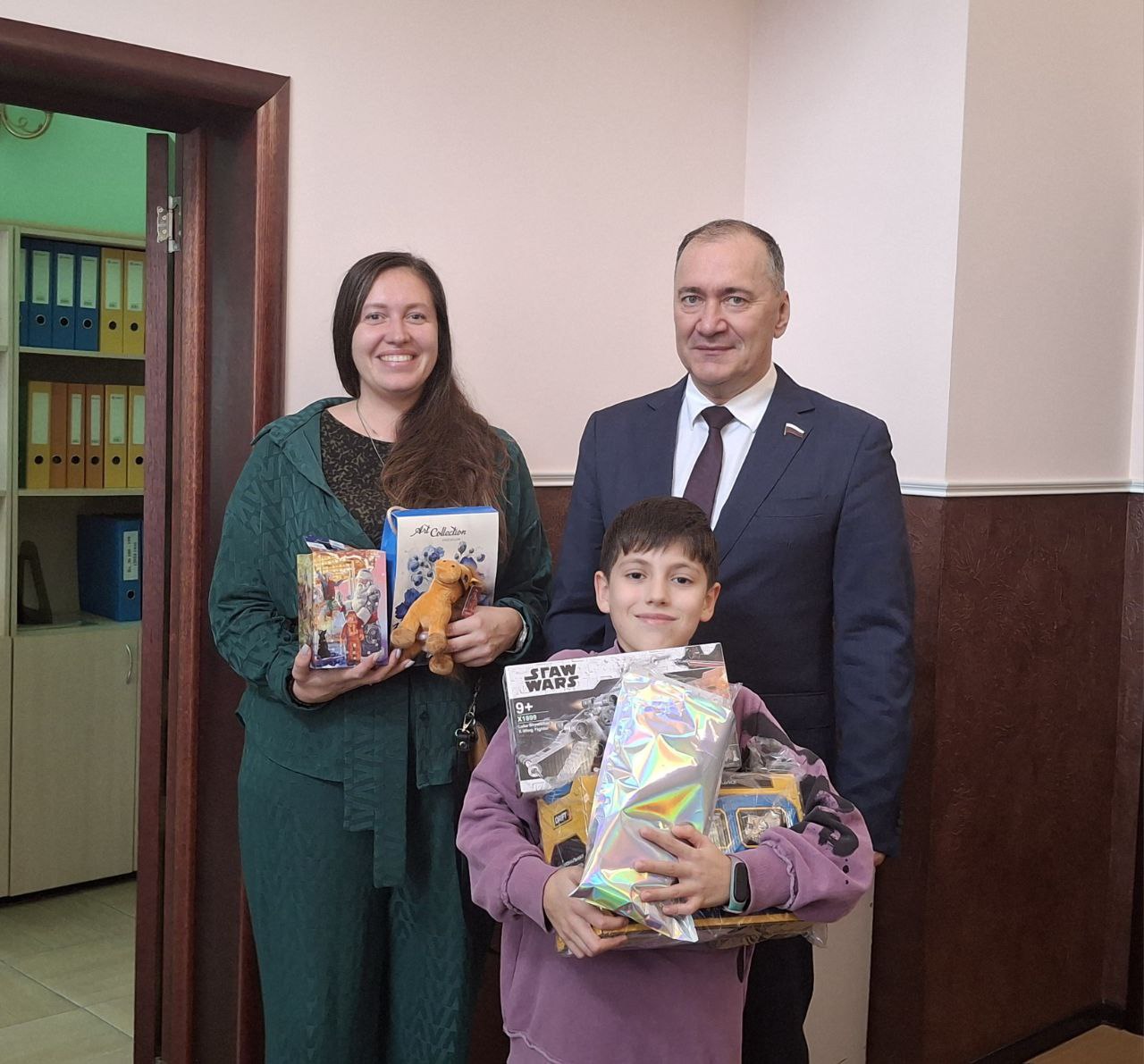 «Единая Россия» продолжает исполнять новогодние пожелания детей в регионах