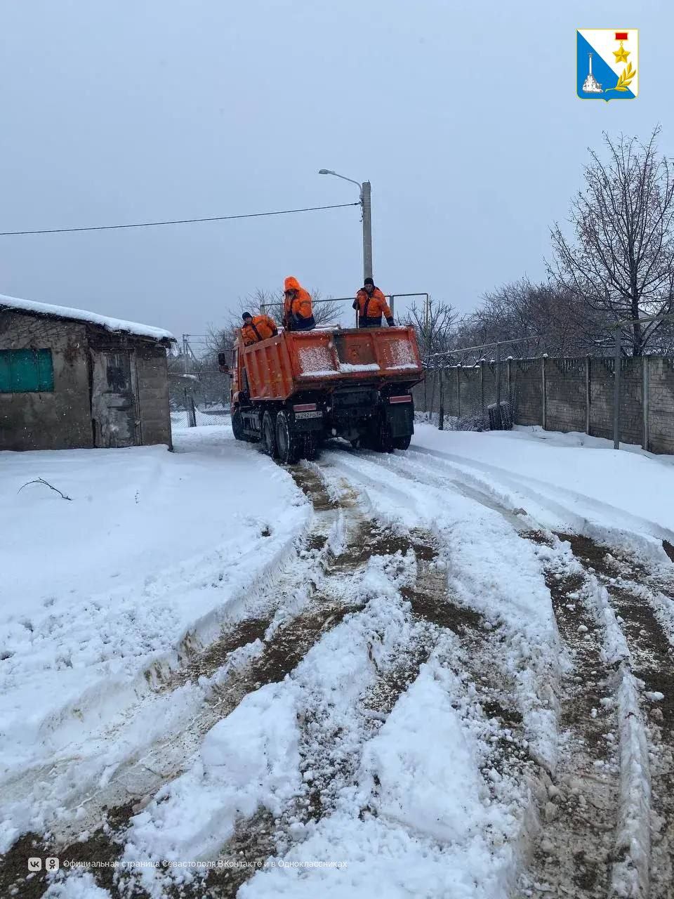 Дорожные службы Севастополя продолжают работать в усиленном режиме