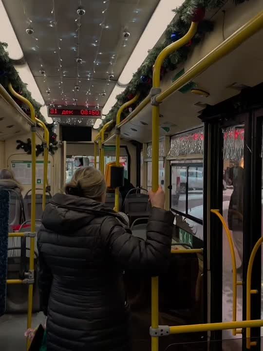 По Севастополю начал ходить новогодний троллейбус!