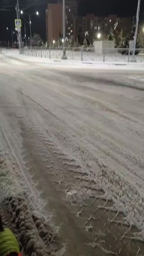 #Нам_пишут. На новой дороге проспект Античный на перекрестке с ул. Челнокова возле кафе в Дино Парке провис провод и едущие автомобили могут зацепиться, им его не очень видно