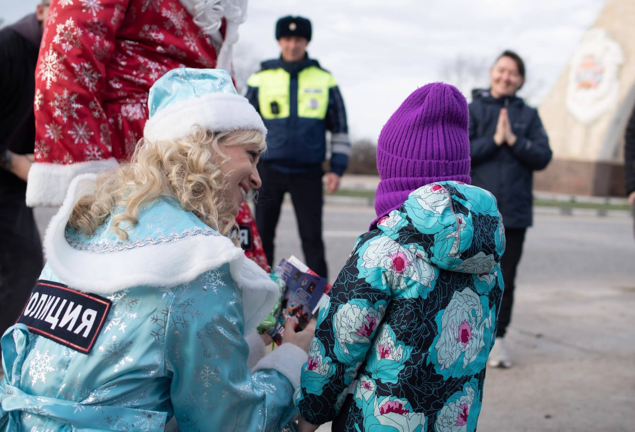 В Севастополе сотрудники Госавтоинспекции вместе с Дедом Морозом и отрядом ЮИД провели профилактическую акцию для водителей В Севастополе сотрудники Госавтоинспекции вместе с Дедом Морозом и отрядом ЮИД провели профилактическую акцию для водителей