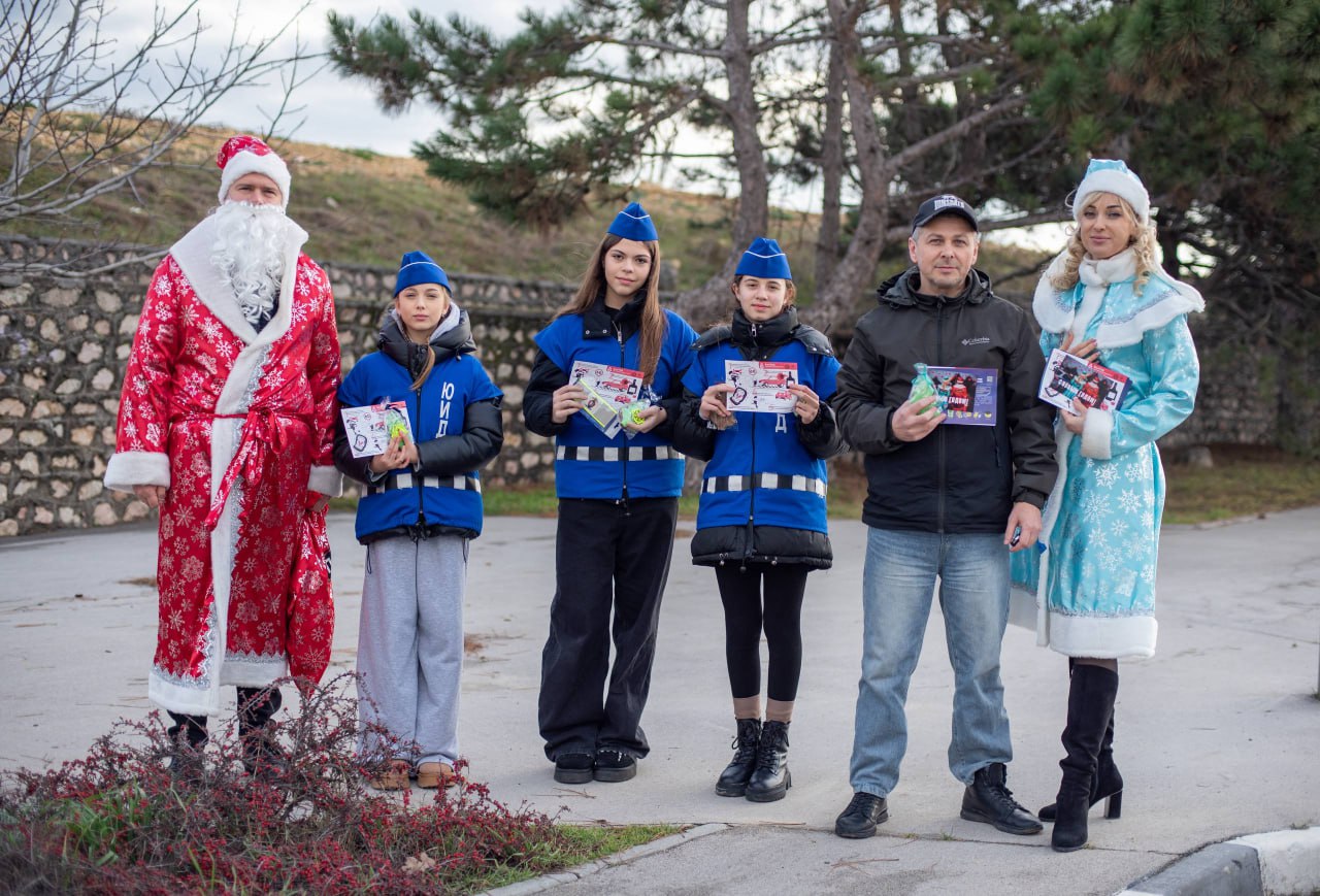В Севастополе сотрудники Госавтоинспекции вместе с Дедом Морозом и отрядом ЮИД провели профилактическую акцию для водителей В Севастополе сотрудники Госавтоинспекции вместе с Дедом Морозом и отрядом ЮИД провели профилактическую акцию для водителей