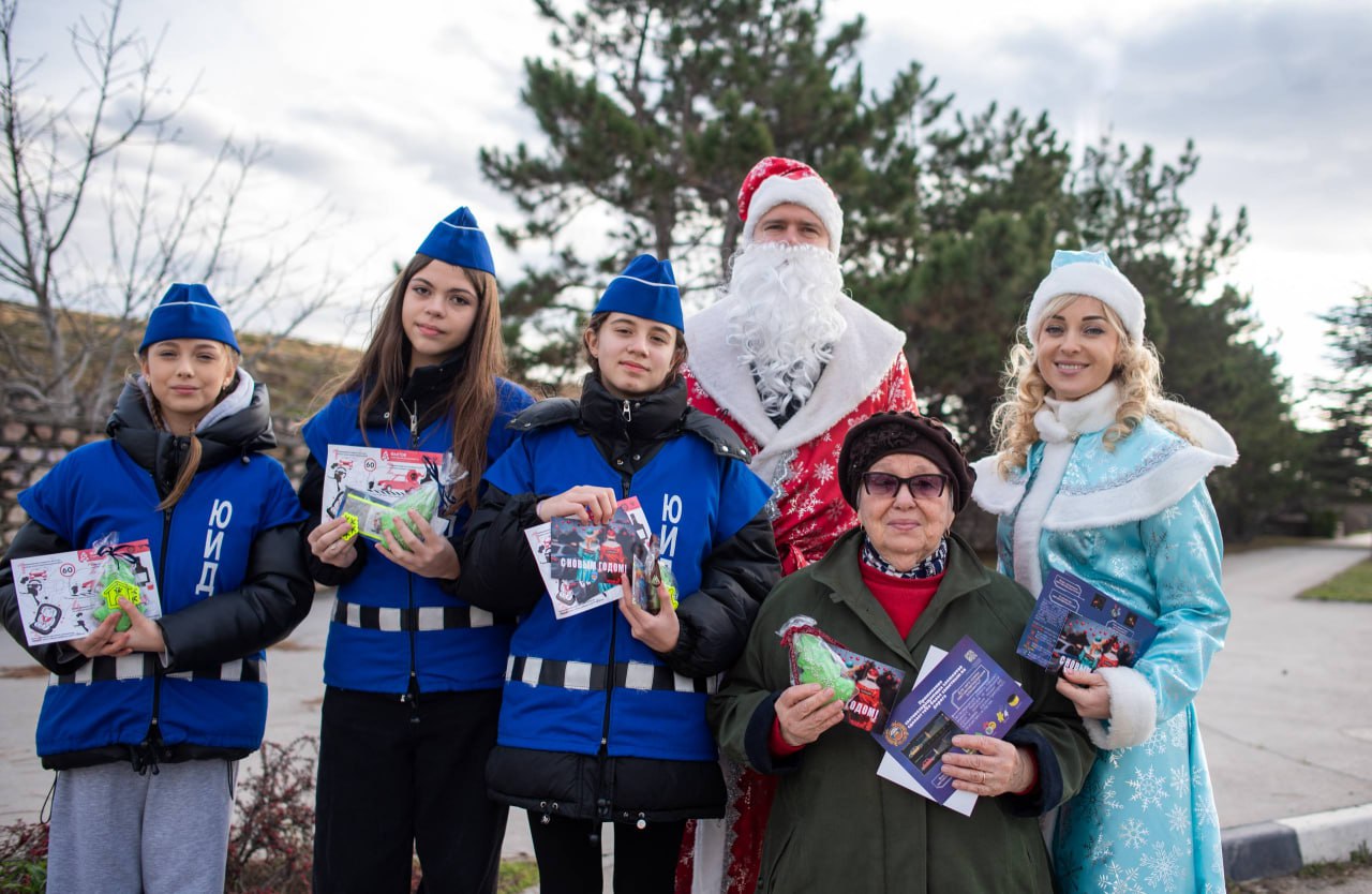 В Севастополе сотрудники Госавтоинспекции вместе с Дедом Морозом и отрядом ЮИД провели профилактическую акцию для водителей В Севастополе сотрудники Госавтоинспекции вместе с Дедом Морозом и отрядом ЮИД провели профилактическую акцию для водителей