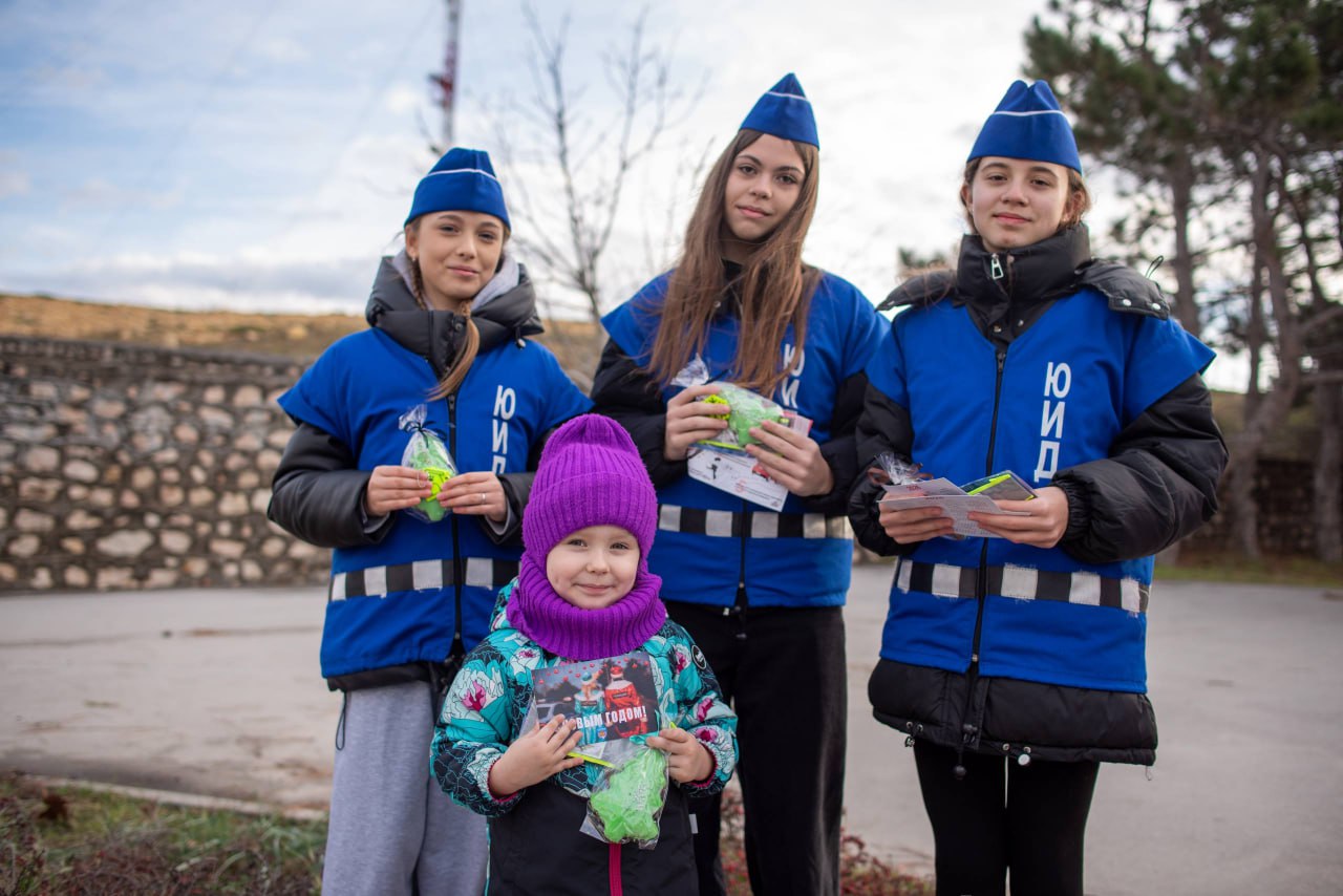 В Севастополе сотрудники Госавтоинспекции вместе с Дедом Морозом и отрядом ЮИД провели профилактическую акцию для водителей В Севастополе сотрудники Госавтоинспекции вместе с Дедом Морозом и отрядом ЮИД провели профилактическую акцию для водителей