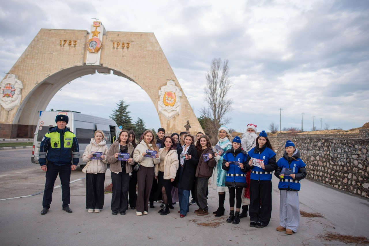 В Севастополе сотрудники Госавтоинспекции вместе с Дедом Морозом и отрядом ЮИД провели профилактическую акцию для водителей В Севастополе сотрудники Госавтоинспекции вместе с Дедом Морозом и отрядом ЮИД провели профилактическую акцию для водителей