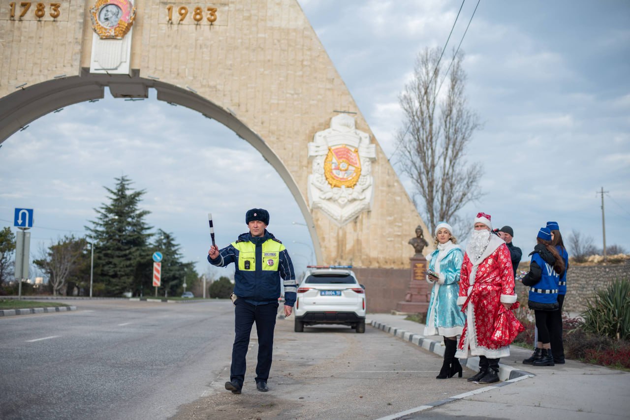 В Севастополе сотрудники Госавтоинспекции вместе с Дедом Морозом и отрядом ЮИД провели профилактическую акцию для водителей В Севастополе сотрудники Госавтоинспекции вместе с Дедом Морозом и отрядом ЮИД провели профилактическую акцию для водителей