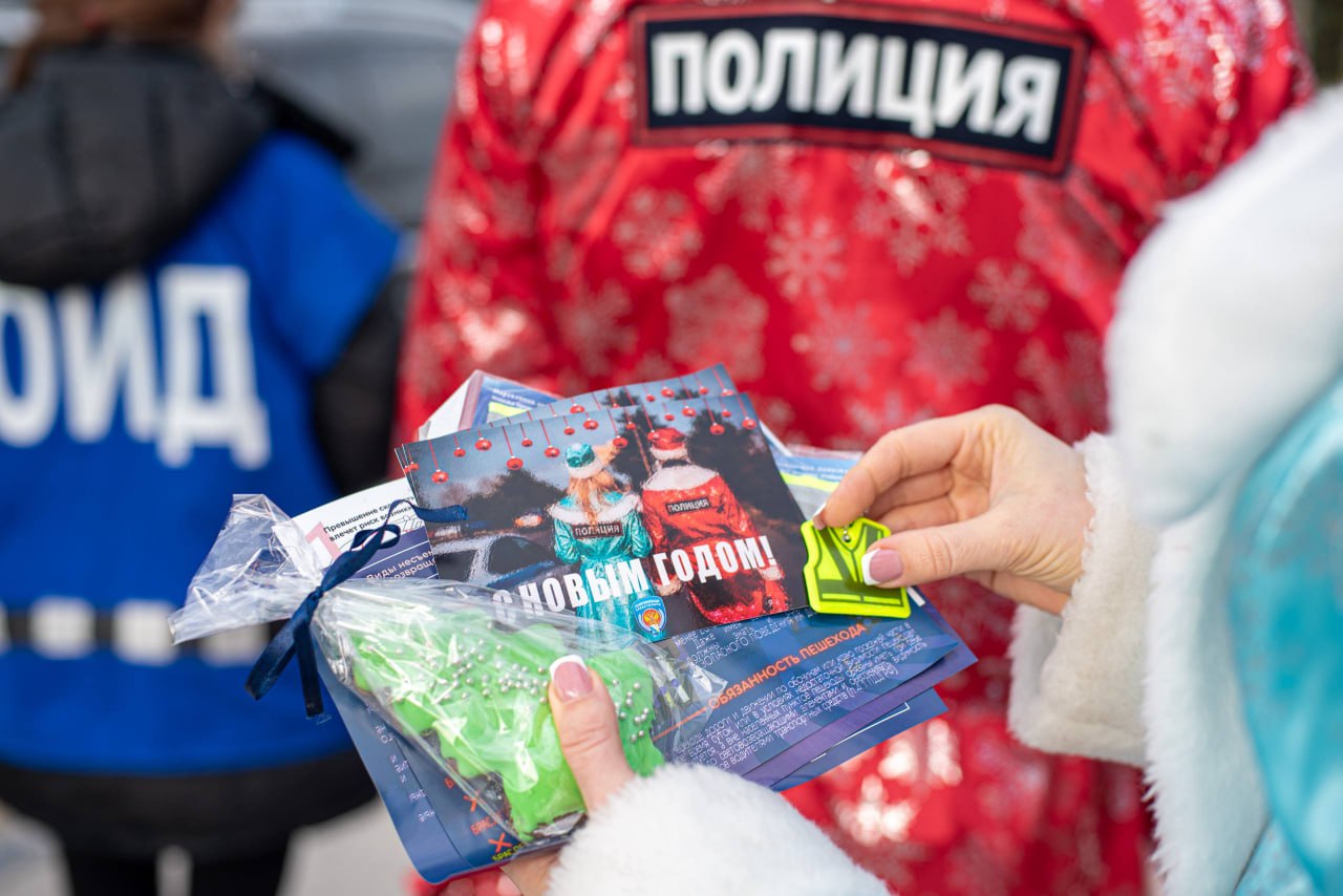 В Севастополе сотрудники Госавтоинспекции вместе с Дедом Морозом и отрядом ЮИД провели профилактическую акцию для водителей В Севастополе сотрудники Госавтоинспекции вместе с Дедом Морозом и отрядом ЮИД провели профилактическую акцию для водителей