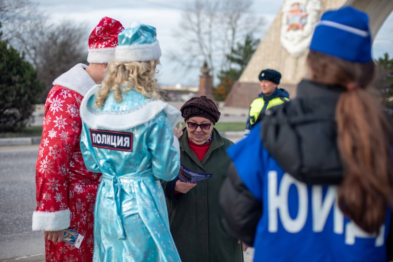 В Севастополе сотрудники Госавтоинспекции вместе с Дедом Морозом и отрядом ЮИД провели профилактическую акцию для водителей В Севастополе сотрудники Госавтоинспекции вместе с Дедом Морозом и отрядом ЮИД провели профилактическую акцию для водителей