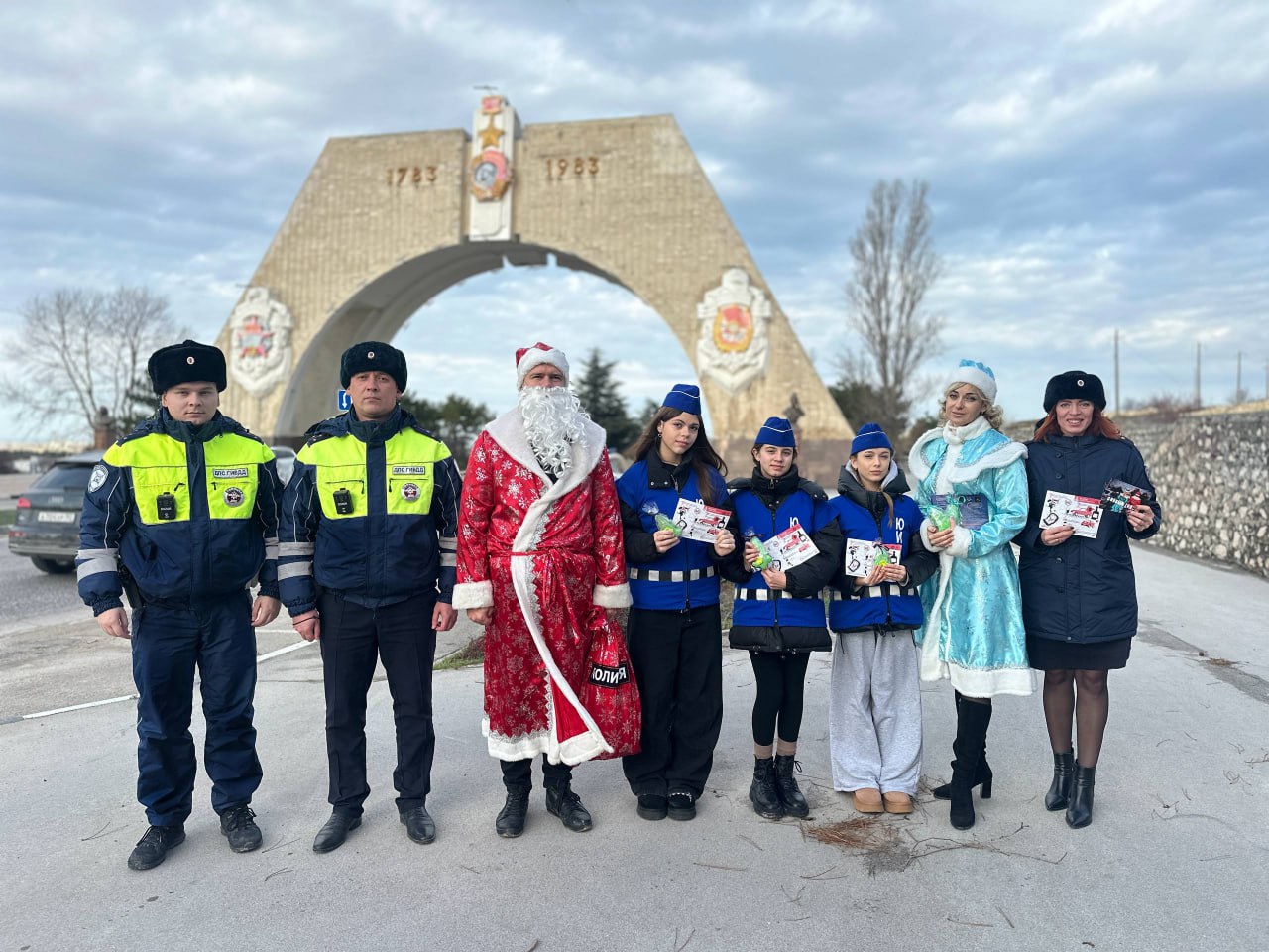 В Севастополе сотрудники Госавтоинспекции вместе с Дедом Морозом и отрядом ЮИД провели профилактическую акцию для водителей