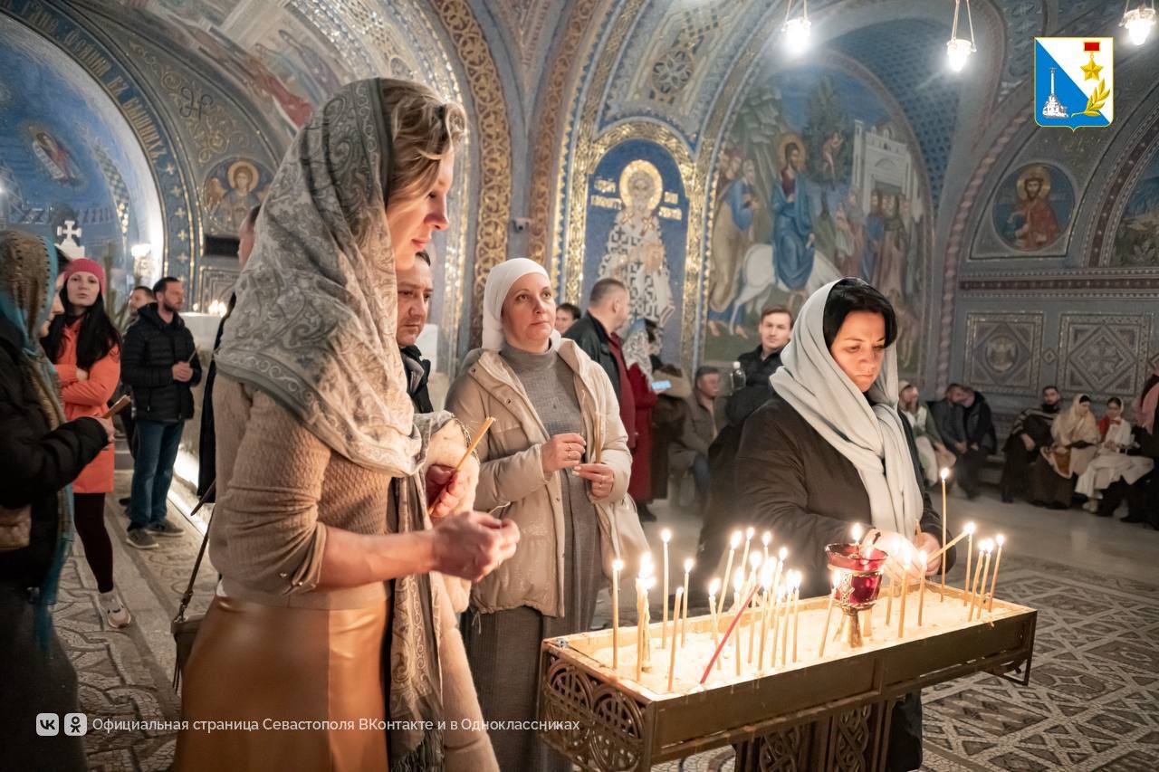 В Рождественскую ночь сотни верующих собрались в Свято-Владимирском соборе Херсонесского монастыря на всенощное бдение и Божественную литургию В Рождественскую ночь сотни верующих собрались в Свято-Владимирском соборе Херсонесского монастыря на всенощное бдение и Божественную литургию