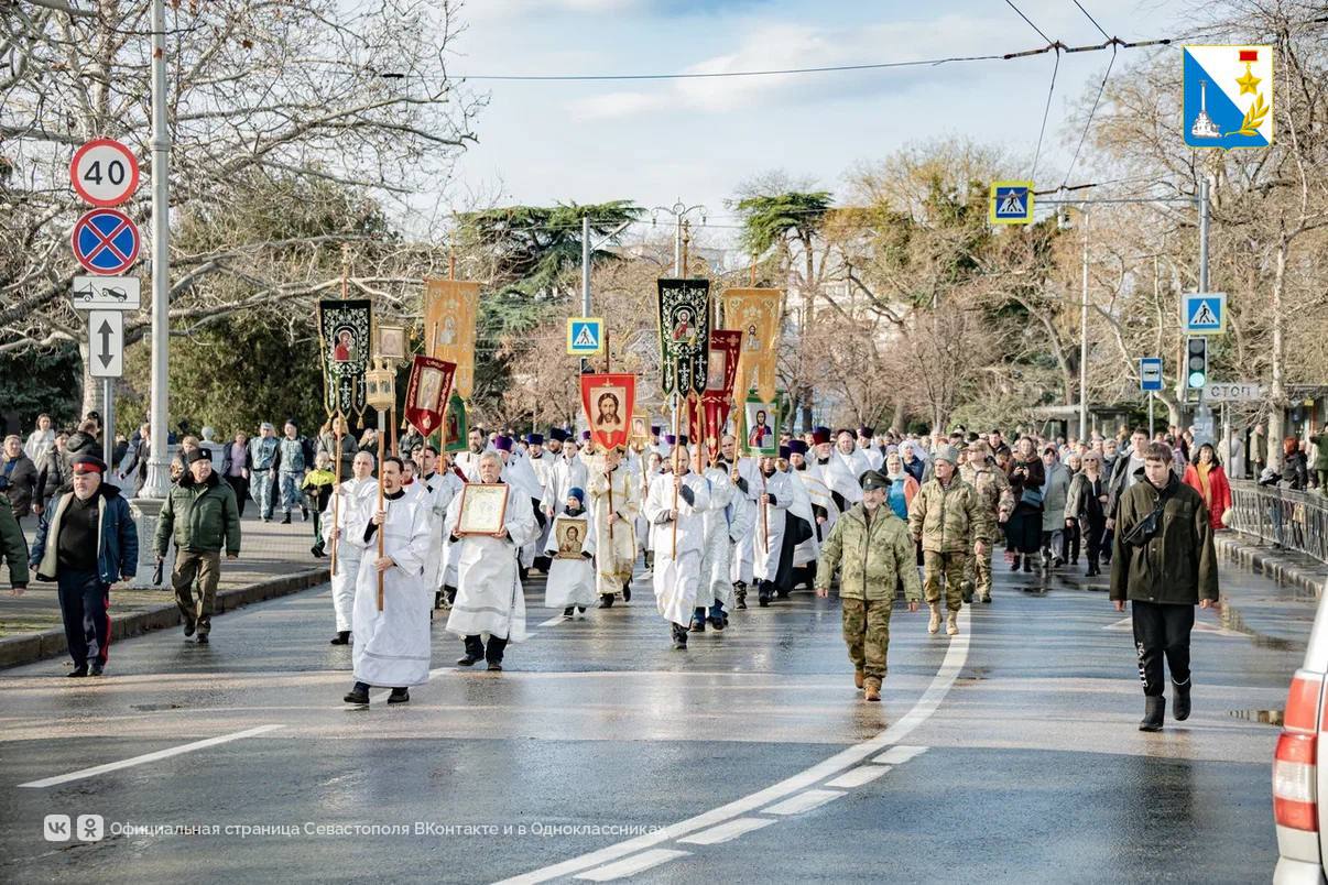 Сотни верующих и духовенство сегодня в честь Рождества Христова прошли традиционным крестным ходом по центру города Сотни верующих и духовенство сегодня в честь Рождества Христова прошли традиционным крестным ходом по центру города