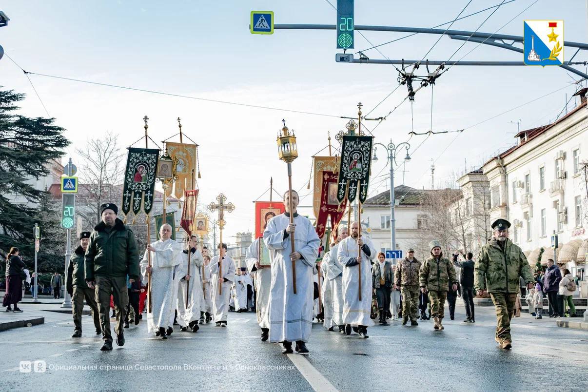 Сотни верующих и духовенство сегодня в честь Рождества Христова прошли традиционным крестным ходом по центру города Сотни верующих и духовенство сегодня в честь Рождества Христова прошли традиционным крестным ходом по центру города
