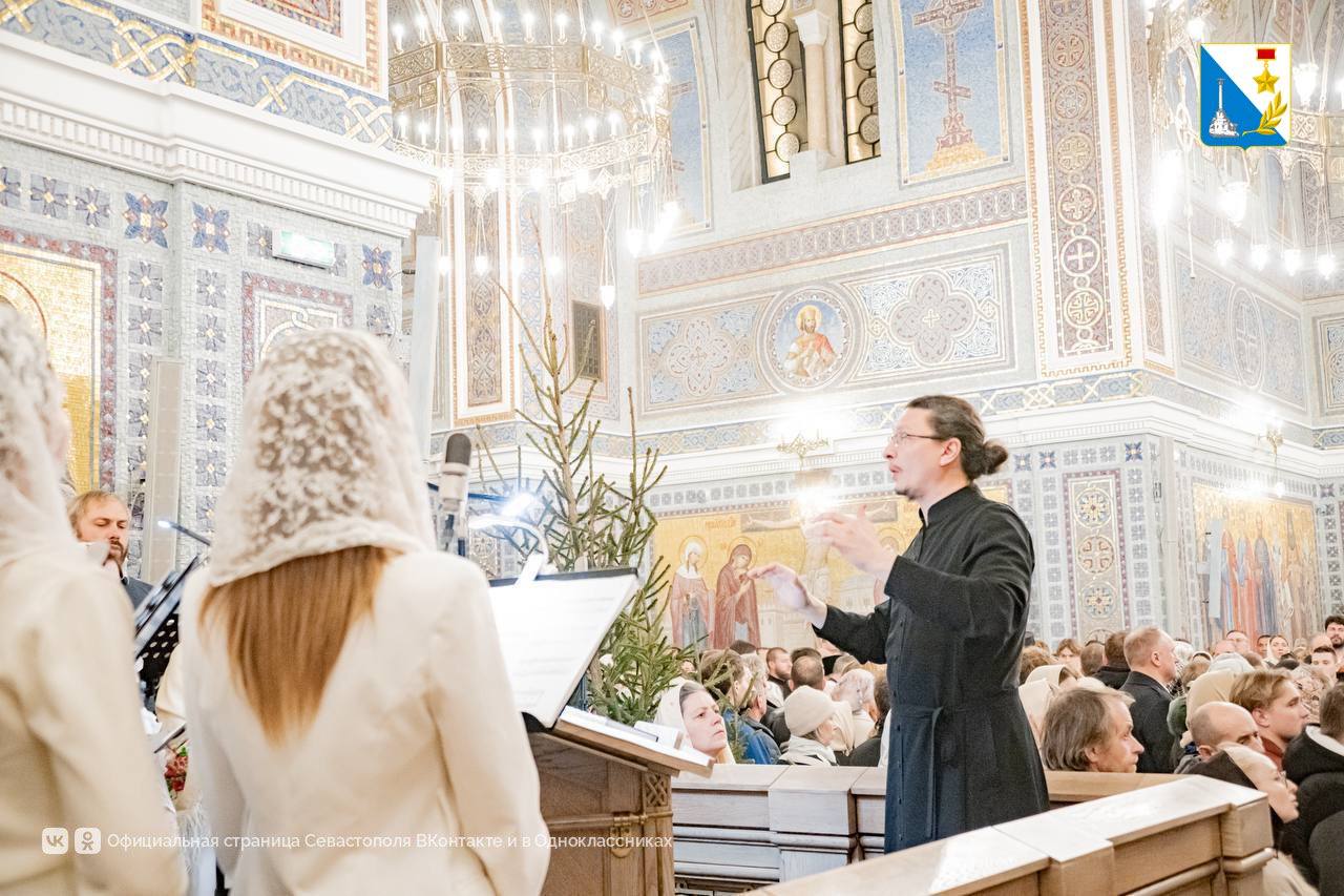 В Рождественскую ночь сотни верующих собрались в Свято-Владимирском соборе Херсонесского монастыря на всенощное бдение и Божественную литургию В Рождественскую ночь сотни верующих собрались в Свято-Владимирском соборе Херсонесского монастыря на всенощное бдение и Божественную литургию