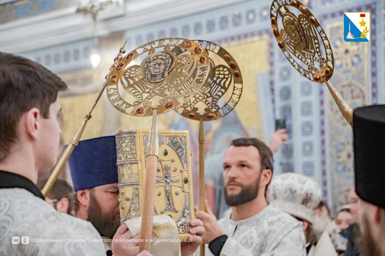 В Рождественскую ночь сотни верующих собрались в Свято-Владимирском соборе Херсонесского монастыря на всенощное бдение и Божественную литургию В Рождественскую ночь сотни верующих собрались в Свято-Владимирском соборе Херсонесского монастыря на всенощное бдение и Божественную литургию