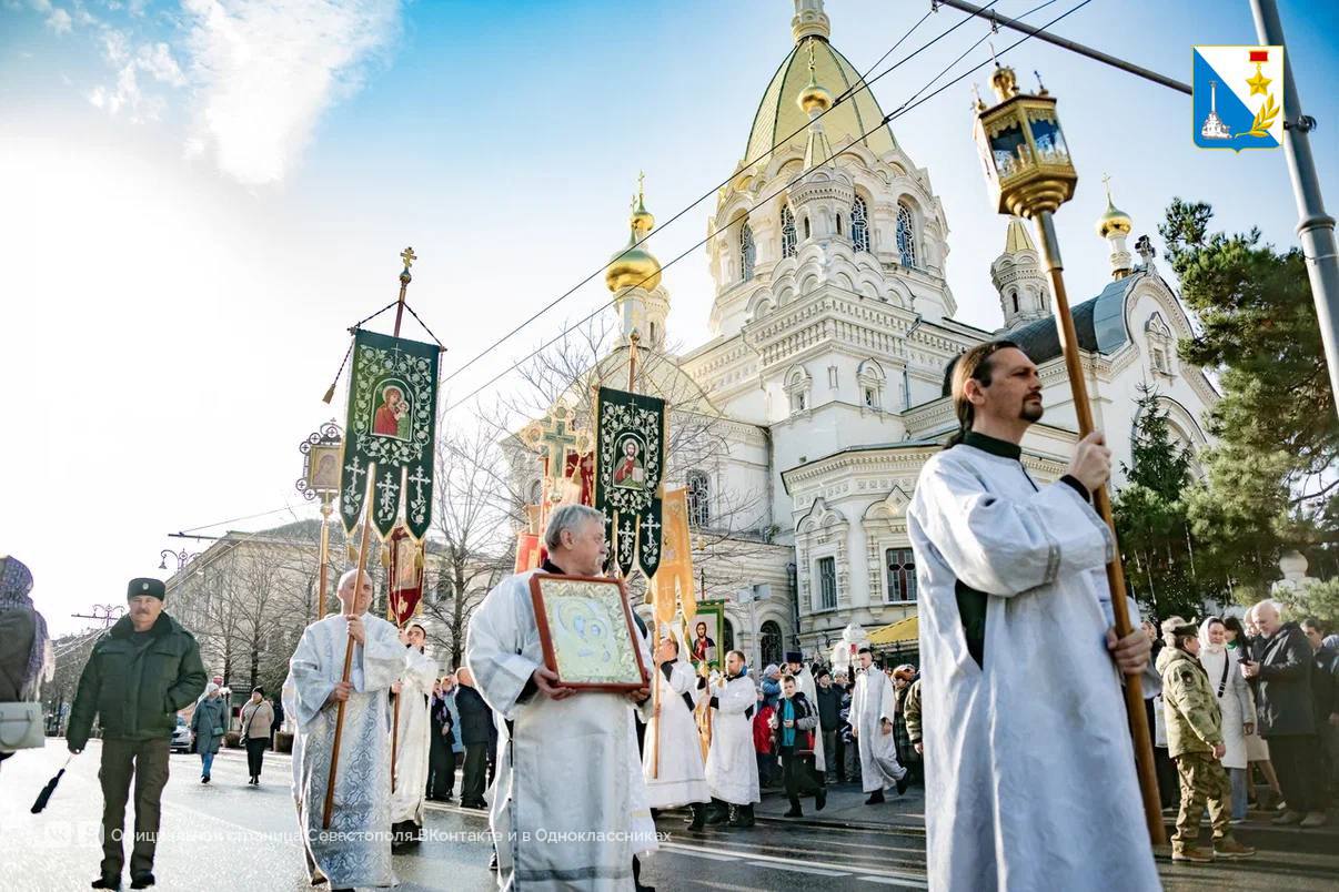 Сотни верующих и духовенство сегодня в честь Рождества Христова прошли традиционным крестным ходом по центру города Сотни верующих и духовенство сегодня в честь Рождества Христова прошли традиционным крестным ходом по центру города