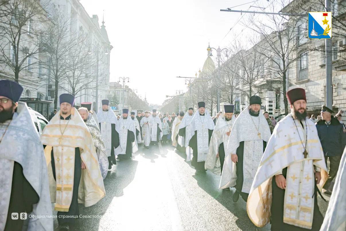 Сотни верующих и духовенство сегодня в честь Рождества Христова прошли традиционным крестным ходом по центру города