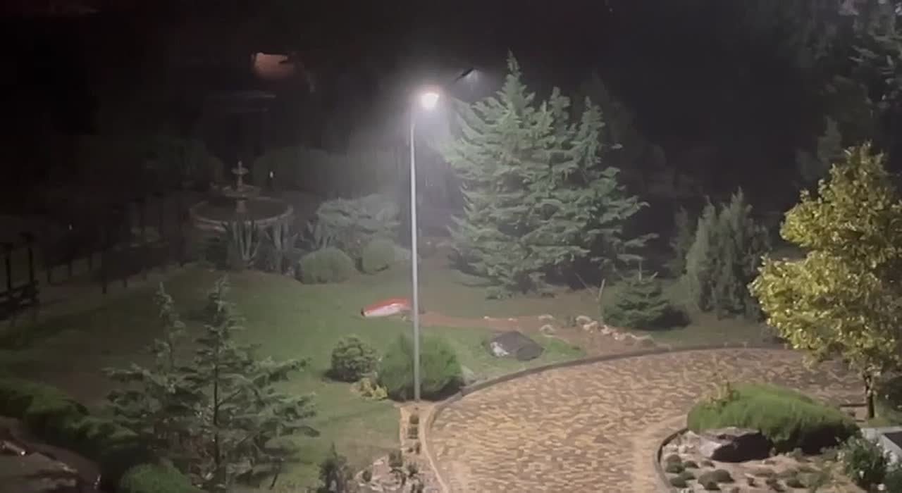 Горсвет: Внимание!. В связи с надвигающейся непогодой на территории города, а также порывами сильного ветра, имеется риск возникновения аварийных ситуаций, вызванных падением деревьев и веток, в том числе на линии...