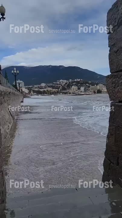 А вот так сейчас штормит в Ялте