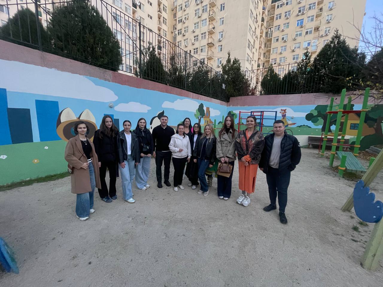 В результате творческого сотрудничества студентов Архитектурно-строительного техникума, Госжилнадзора и Департамента городского хозяйства произведена роспись детской площадки в районе многоквартирного дома № 248А, к. 1 по В результате творческого сотрудничества студентов Архитектурно-строительного техникума, Госжилнадзора и Департамента городского хозяйства произведена роспись детской площадки в районе многоквартирного дома № 248А, к. 1 по