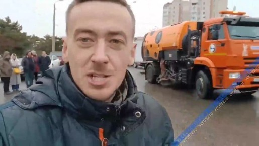 Дорожные службы города убирают с улиц противогололедную смесь