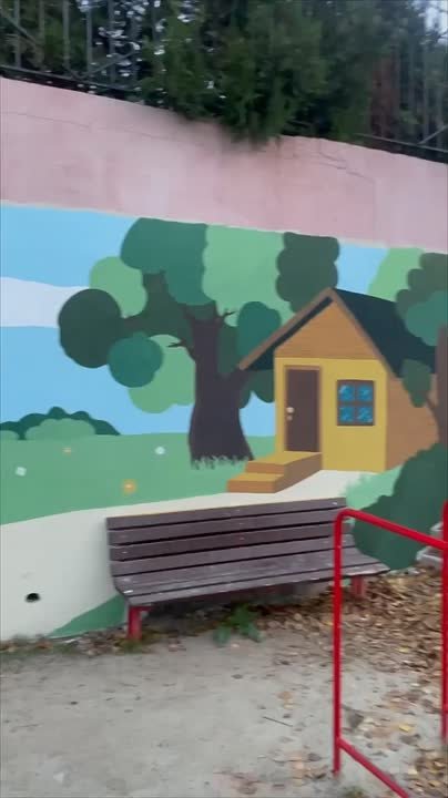 В результате творческого сотрудничества студентов Архитектурно-строительного техникума, Госжилнадзора и Департамента городского хозяйства произведена роспись детской площадки в районе многоквартирного дома № 248А, к. 1 по