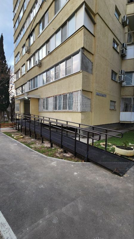 По поручению губернатора Михаила Развожаева в доме на проспекте Генерала Острякова, 176 завершены работы по установке пандуса