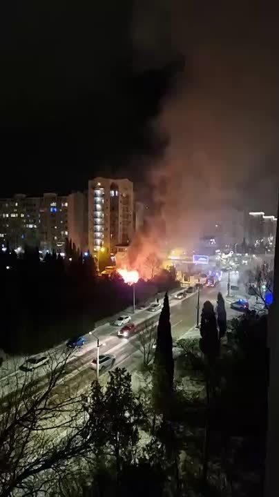 В Севастополе на улице Фадеева горит заброшенное кафе