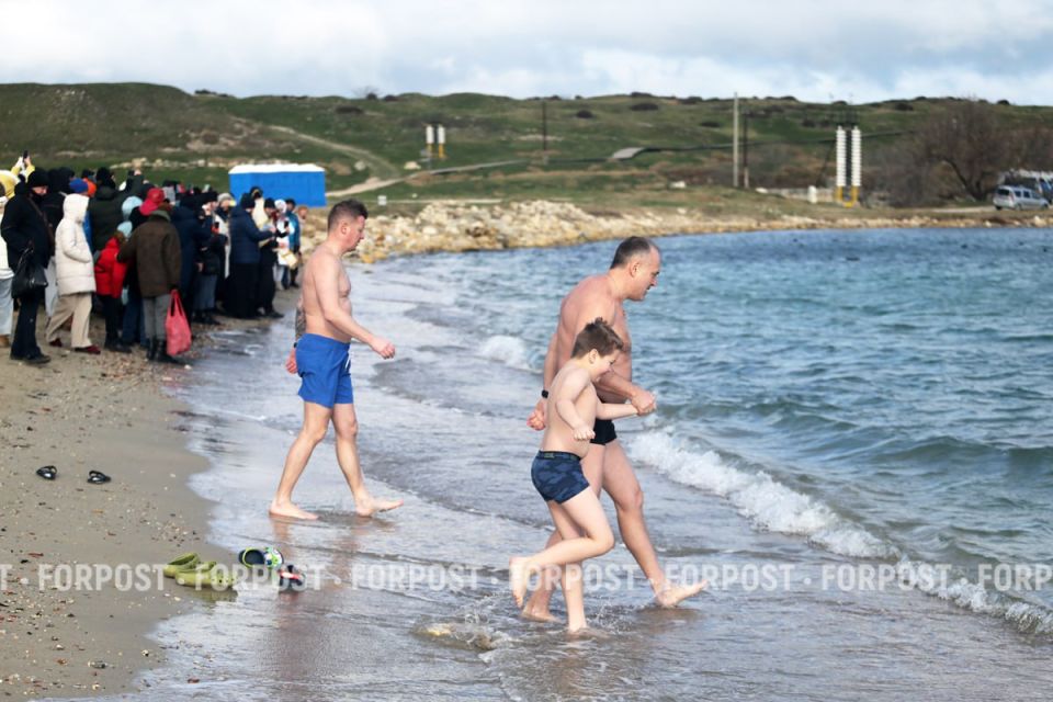 Мы решили показать вам, как проходили традиционные крещенские купания на территории Херсонеса и Нового Херсонеса, в нашем фоторепортаже Мы решили показать вам, как проходили традиционные крещенские купания на территории Херсонеса и Нового Херсонеса, в нашем фоторепортаже