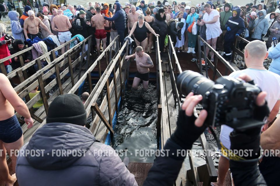Мы решили показать вам, как проходили традиционные крещенские купания на территории Херсонеса и Нового Херсонеса, в нашем фоторепортаже Мы решили показать вам, как проходили традиционные крещенские купания на территории Херсонеса и Нового Херсонеса, в нашем фоторепортаже
