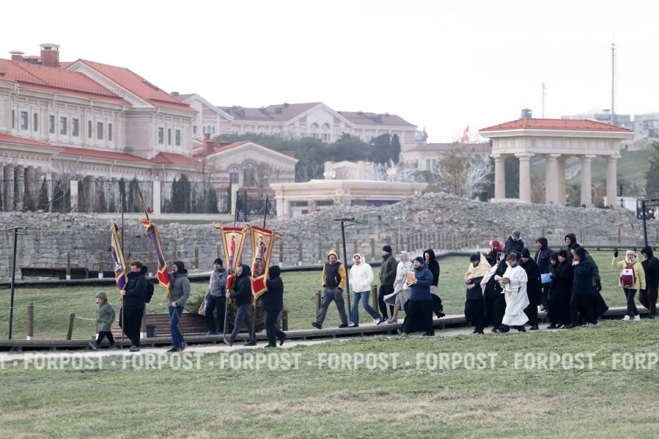 Мы решили показать вам, как проходили традиционные крещенские купания на территории Херсонеса и Нового Херсонеса, в нашем фоторепортаже Мы решили показать вам, как проходили традиционные крещенские купания на территории Херсонеса и Нового Херсонеса, в нашем фоторепортаже