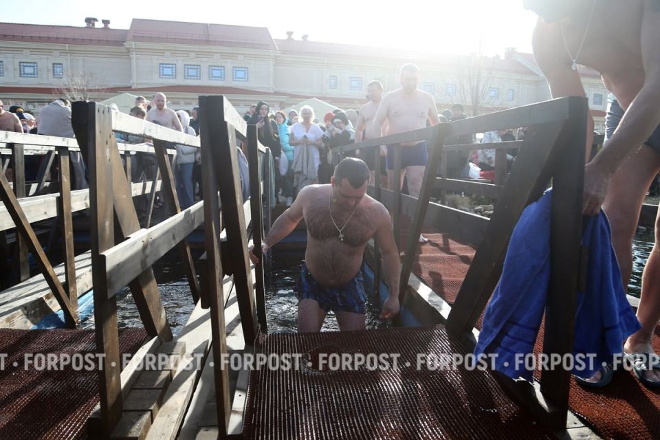 Мы решили показать вам, как проходили традиционные крещенские купания на территории Херсонеса и Нового Херсонеса, в нашем фоторепортаже Мы решили показать вам, как проходили традиционные крещенские купания на территории Херсонеса и Нового Херсонеса, в нашем фоторепортаже