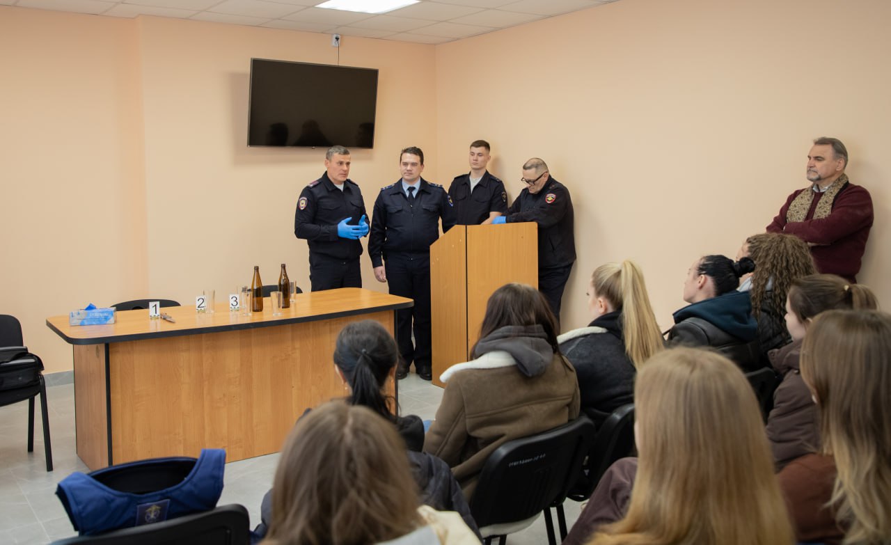 «Изнутри службы». Как студенты Севастополя знакомятся с работой полиции «Изнутри службы». Как студенты Севастополя знакомятся с работой полиции