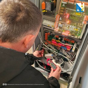 В доме № 33Б на Лабораторном шоссе комплексно проверяют работу лифтов