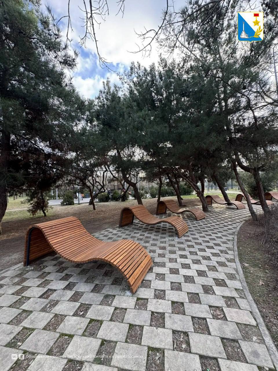 В сквере 60-летия СССР установили новые скамейки и урны В сквере 60-летия СССР установили новые скамейки и урны