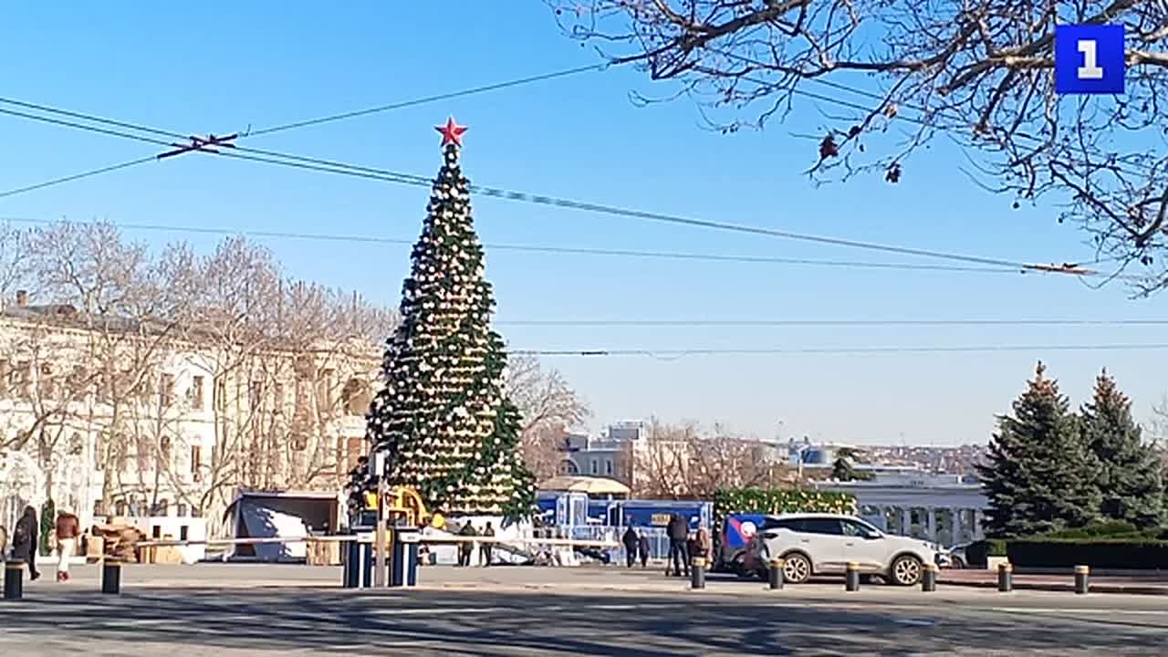 В центре Севастополя демонтируют новогодние декорации