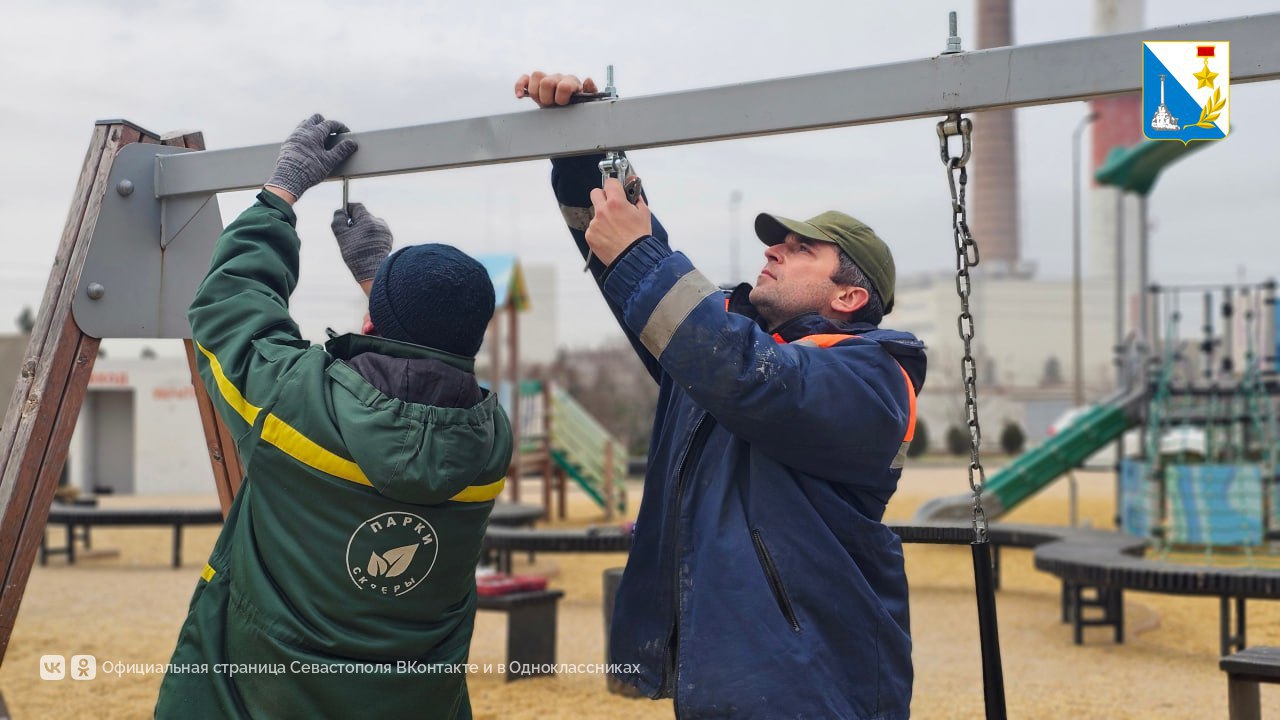 У дворца культуры рыбаков обновили качели на детской площадке