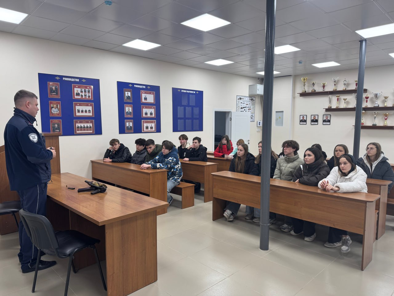 «Изнутри службы». Часть третья: как старшеклассники Севастополя знакомятся с работой Госавтоинспекции «Изнутри службы». Часть третья: как старшеклассники Севастополя знакомятся с работой Госавтоинспекции