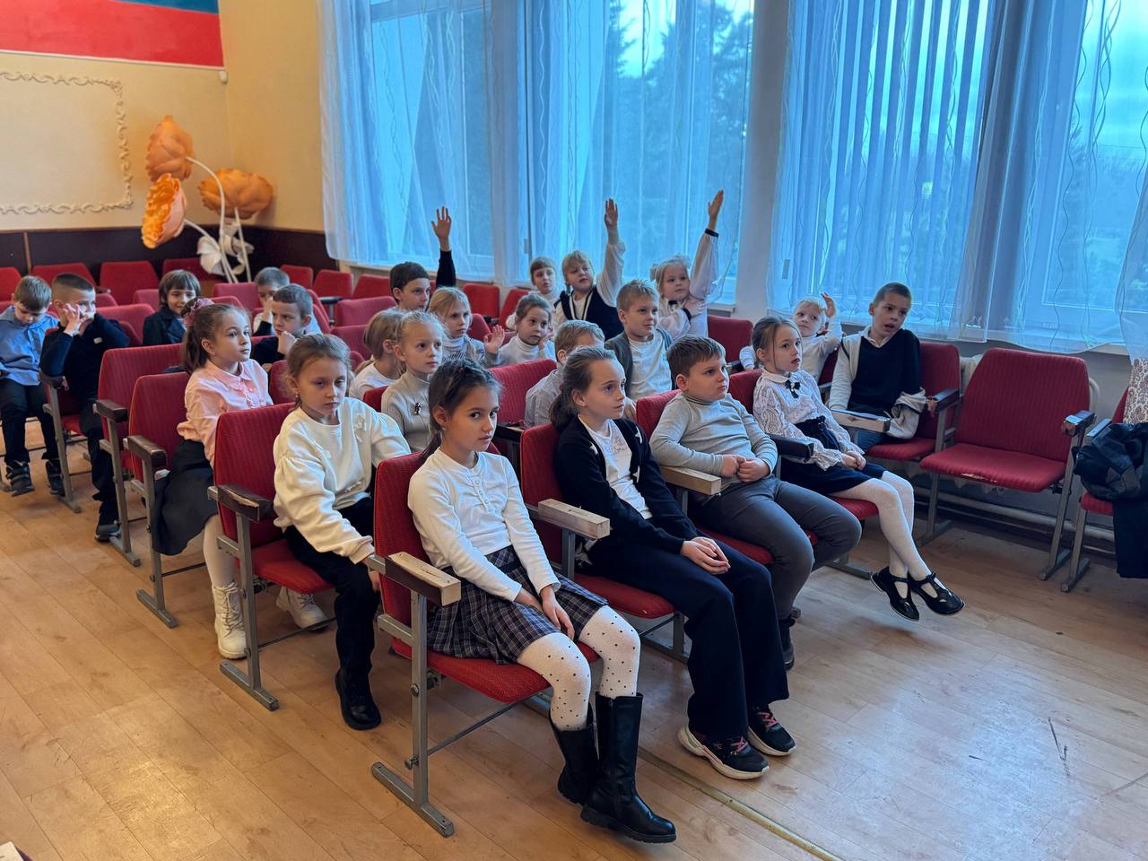 Сотрудники Госавтоинспекции и представители Центра по профилактике детского дорожно-транспортного травматизма продолжают обучать школьников дорожной грамоте Сотрудники Госавтоинспекции и представители Центра по профилактике детского дорожно-транспортного травматизма продолжают обучать школьников дорожной грамоте