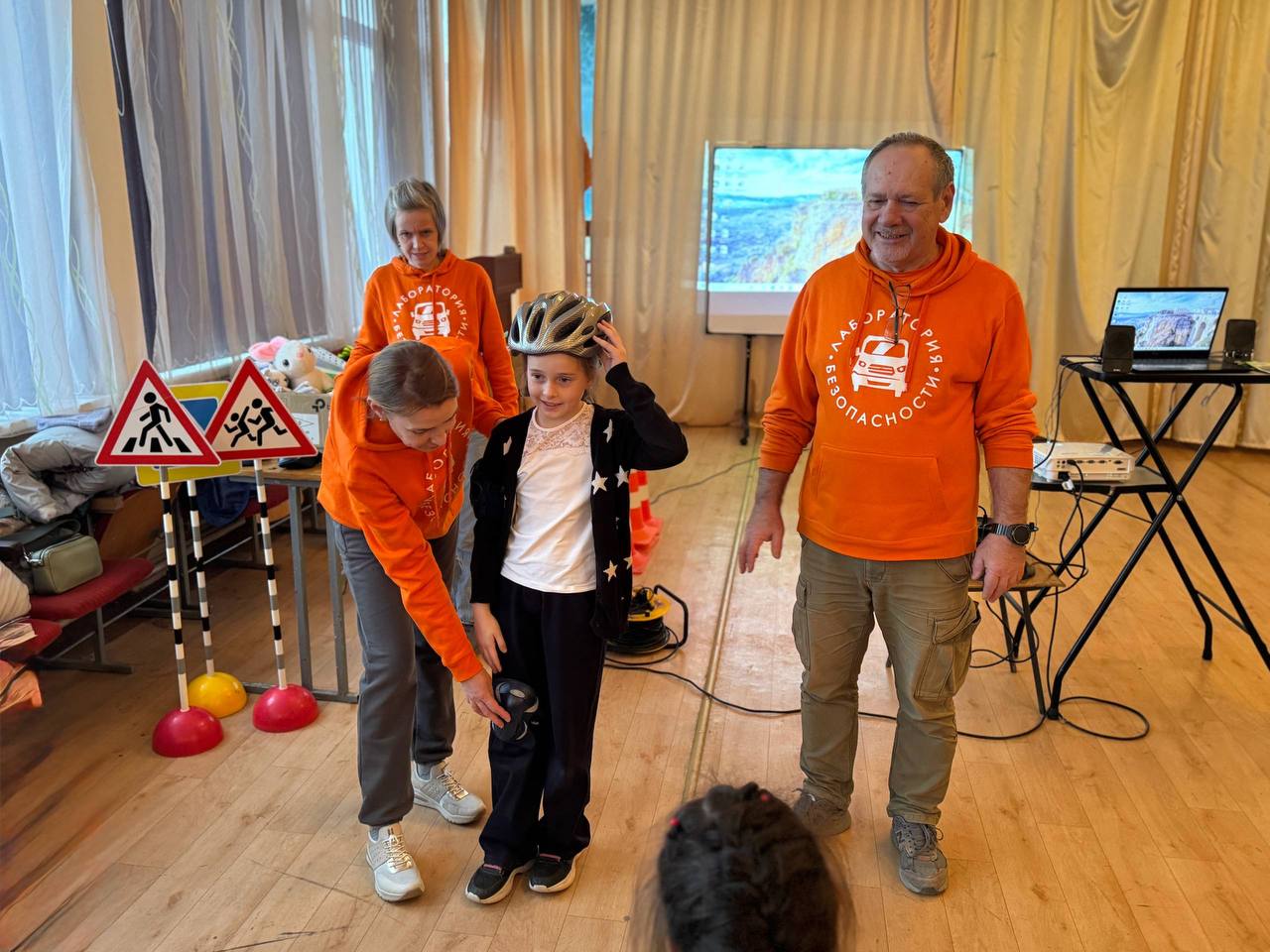 Сотрудники Госавтоинспекции и представители Центра по профилактике детского дорожно-транспортного травматизма продолжают обучать школьников дорожной грамоте Сотрудники Госавтоинспекции и представители Центра по профилактике детского дорожно-транспортного травматизма продолжают обучать школьников дорожной грамоте