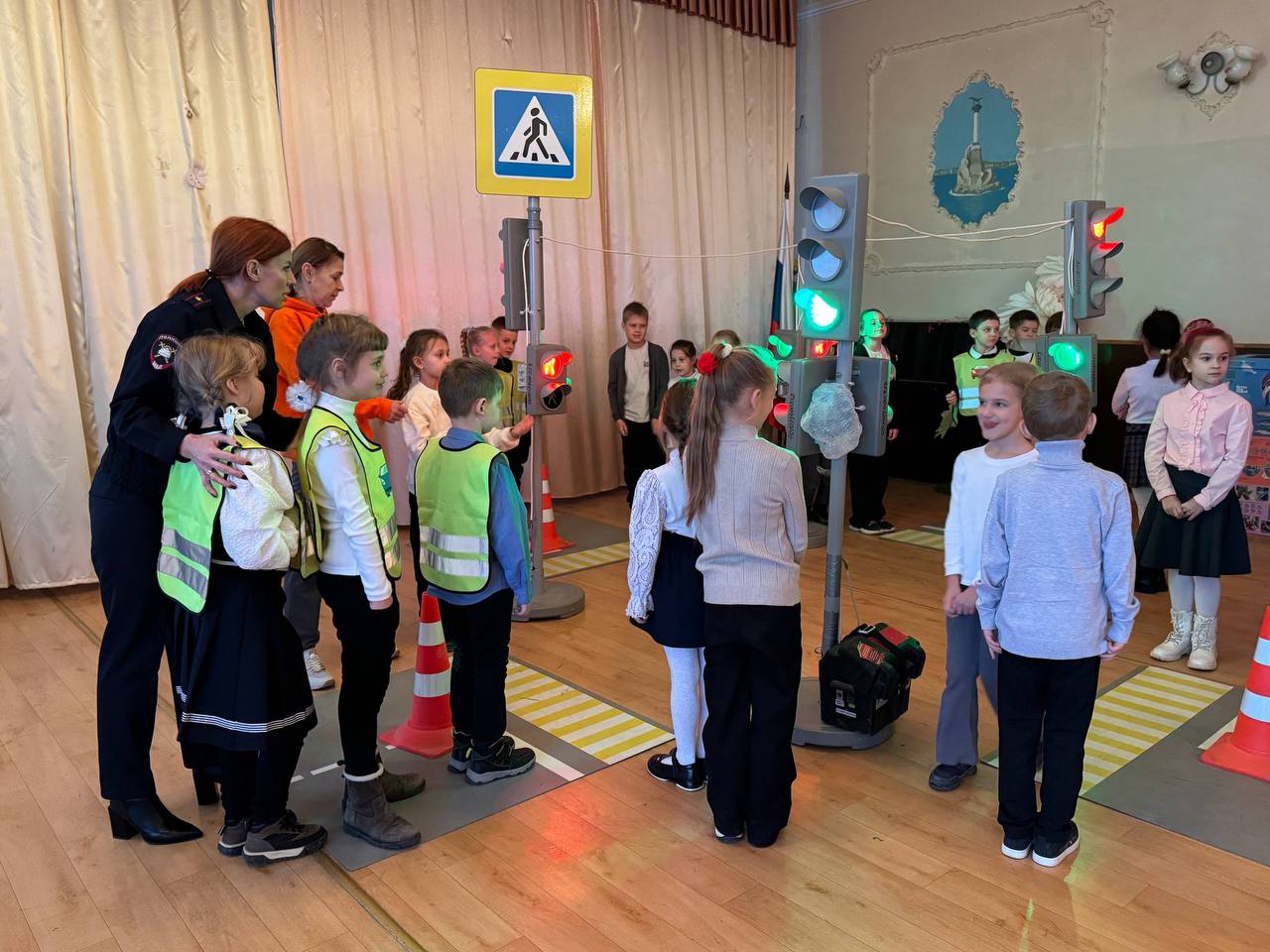 Сотрудники Госавтоинспекции и представители Центра по профилактике детского дорожно-транспортного травматизма продолжают обучать школьников дорожной грамоте Сотрудники Госавтоинспекции и представители Центра по профилактике детского дорожно-транспортного травматизма продолжают обучать школьников дорожной грамоте