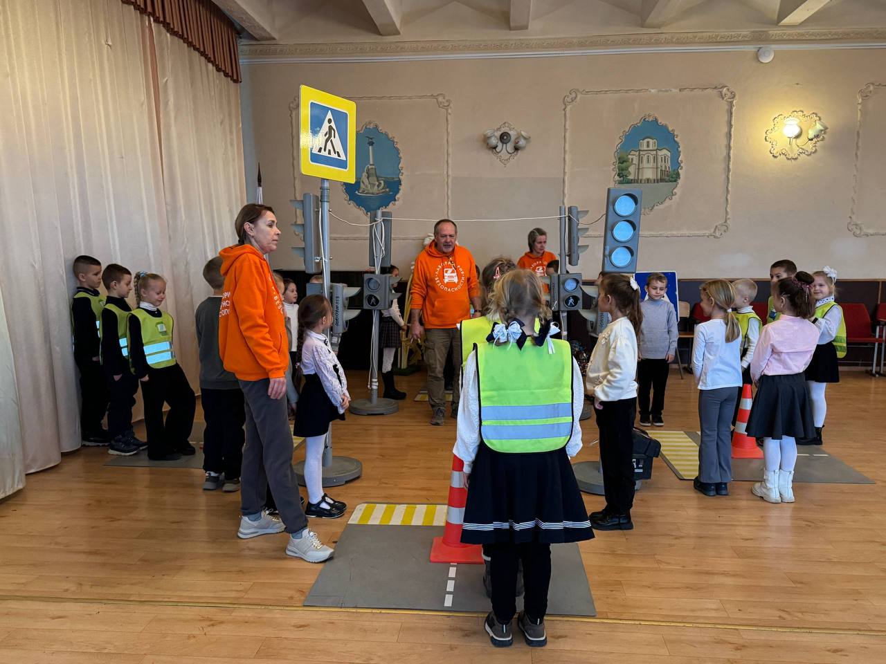 Сотрудники Госавтоинспекции и представители Центра по профилактике детского дорожно-транспортного травматизма продолжают обучать школьников дорожной грамоте Сотрудники Госавтоинспекции и представители Центра по профилактике детского дорожно-транспортного травматизма продолжают обучать школьников дорожной грамоте
