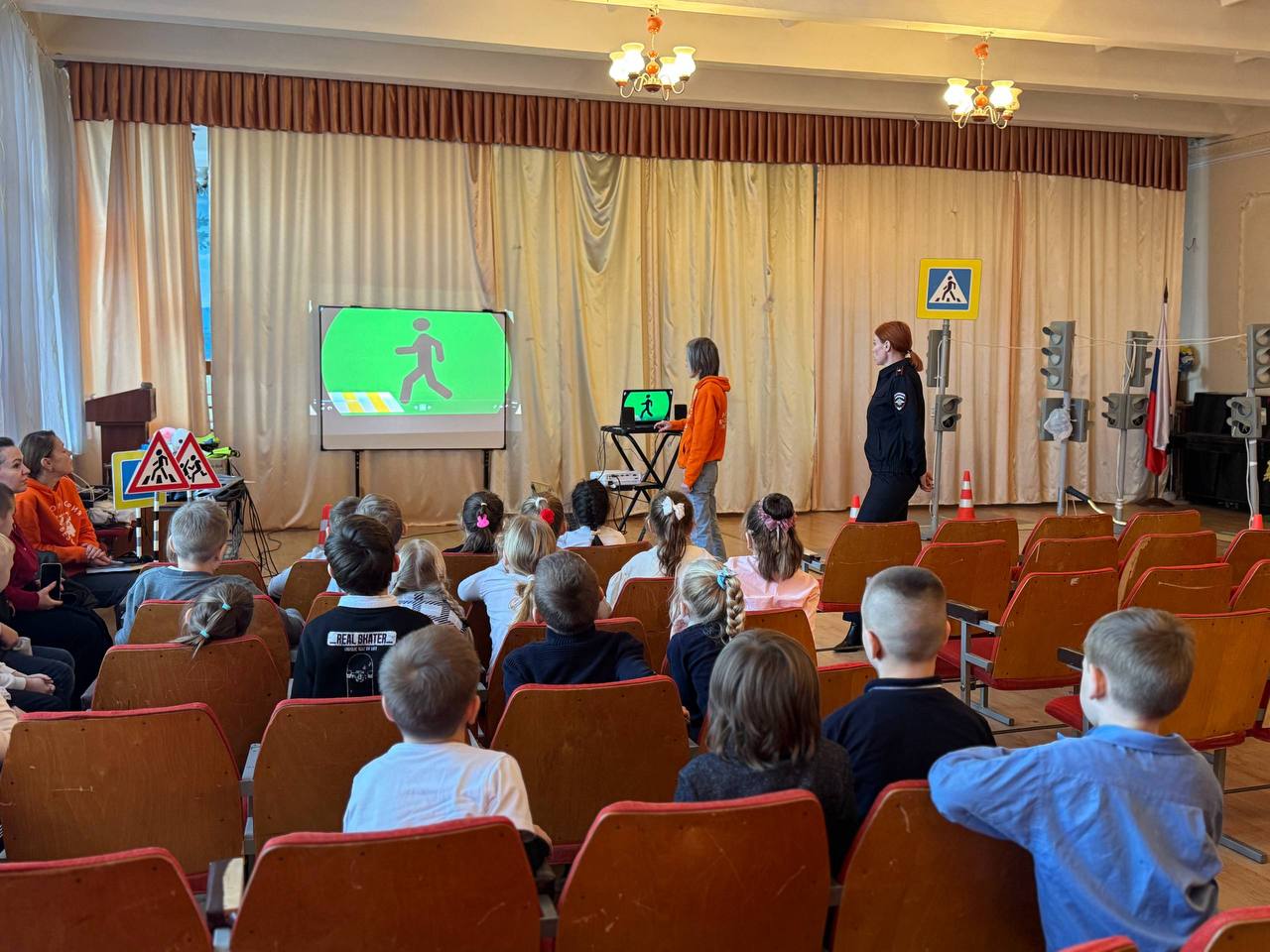 Сотрудники Госавтоинспекции и представители Центра по профилактике детского дорожно-транспортного травматизма продолжают обучать школьников дорожной грамоте Сотрудники Госавтоинспекции и представители Центра по профилактике детского дорожно-транспортного травматизма продолжают обучать школьников дорожной грамоте