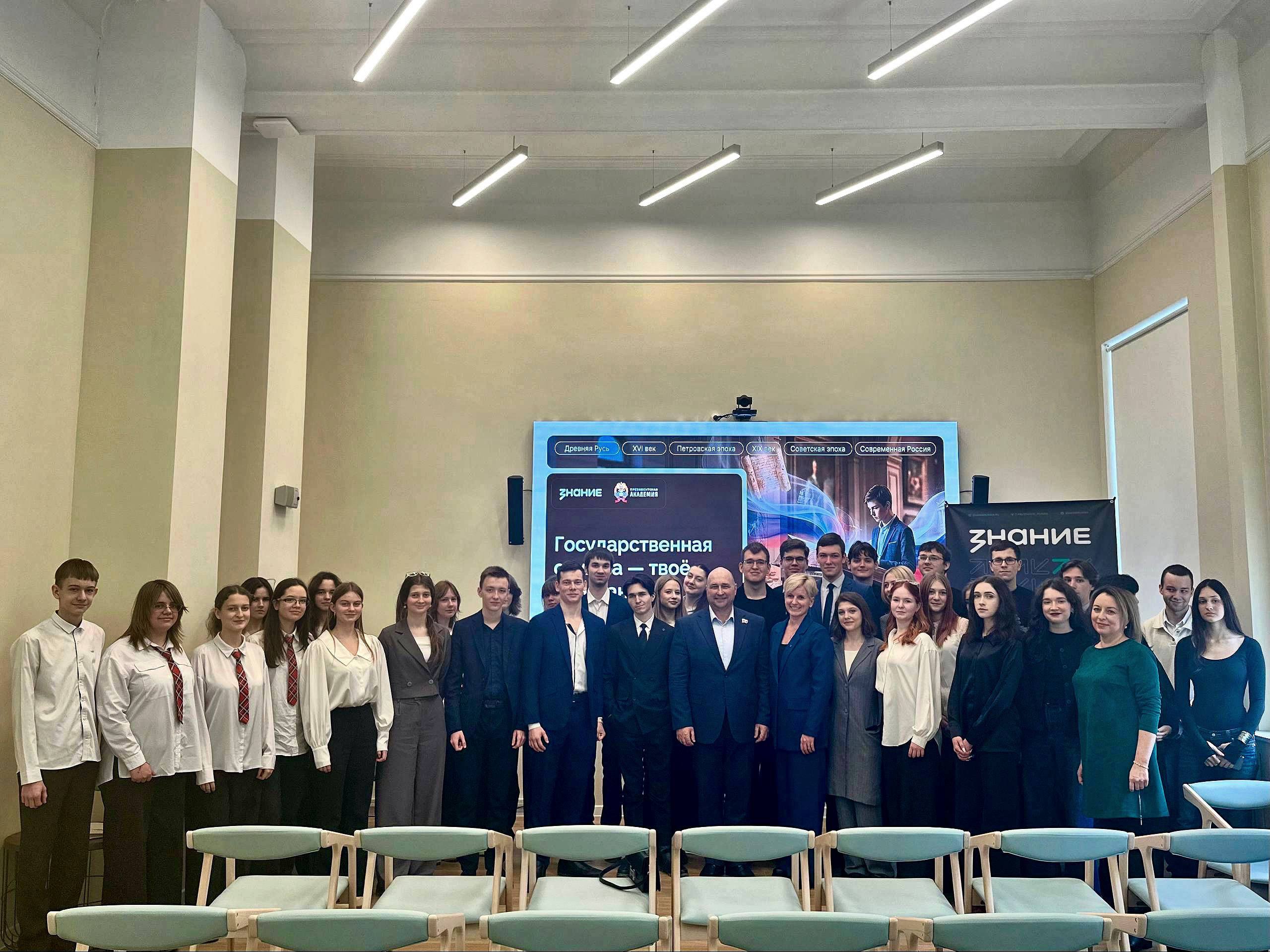 Владимир Немцев: В общественно-деловом центре СевГУ встретился со старшеклассниками и студентами в рамках всероссийской просветительской акции Российского общества «Знание», приуроченной к Дню государственного служащего