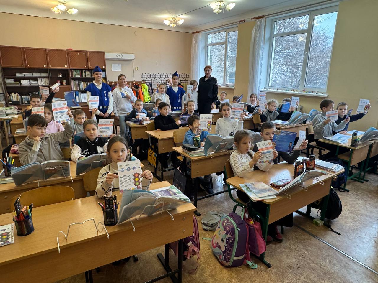 Севастопольские госавтоинспекторы и ЮИДовцы напомнили школьникам правила безопасного поведения на дороге