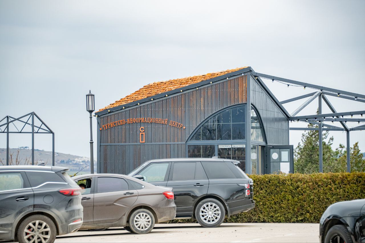 На одной из главных транспортных артерий, связывающих Севастополь с Южным берегом Крыма действует Туристско-информационный центр (ТИЦ) Севастополя, расположенный на территории Винодельни 78 На одной из главных транспортных артерий, связывающих Севастополь с Южным берегом Крыма действует Туристско-информационный центр (ТИЦ) Севастополя, расположенный на территории Винодельни 78