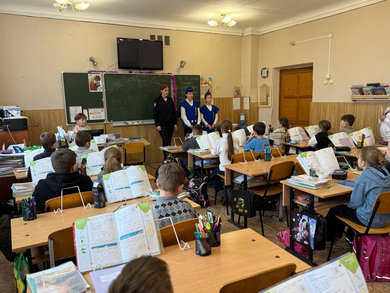 Севастопольские госавтоинспекторы и ЮИДовцы напомнили школьникам правила безопасного поведения на дороге Севастопольские госавтоинспекторы и ЮИДовцы напомнили школьникам правила безопасного поведения на дороге