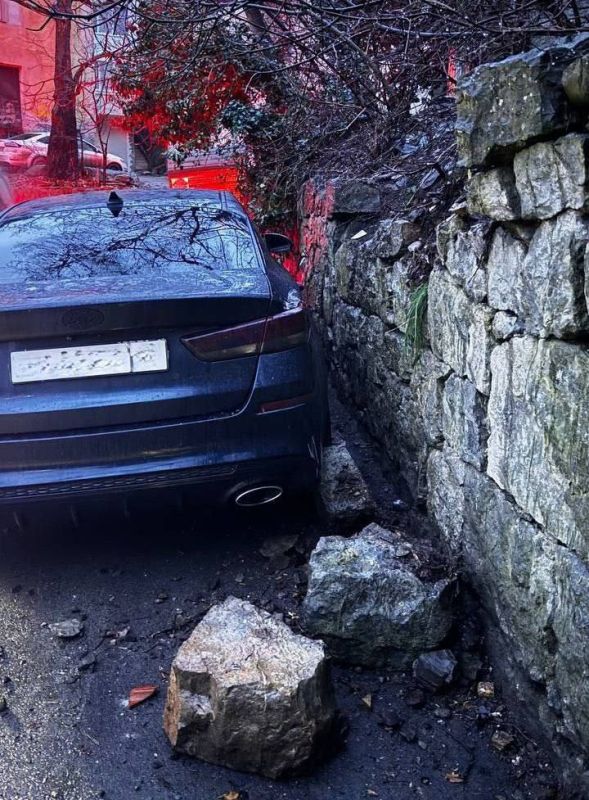 Часть подпорной стены обрушилась в Ялте