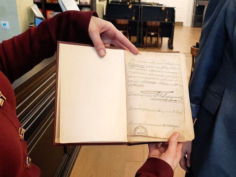 Раритетное издание басен Крылова передано в дар Севастопольской детской школе искусств Раритетное издание басен Крылова передано в дар Севастопольской детской школе искусств