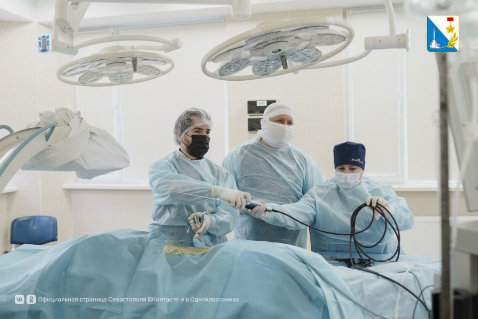 В нейрохирургическом отделении севастопольской больницы № 1 проводят сложные операции с новым оборудованием