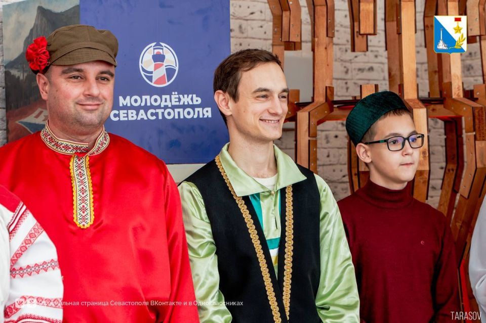 Молодёжь Севастополя присоединилась к всероссийскому открытию Года единства народов России Молодёжь Севастополя присоединилась к всероссийскому открытию Года единства народов России